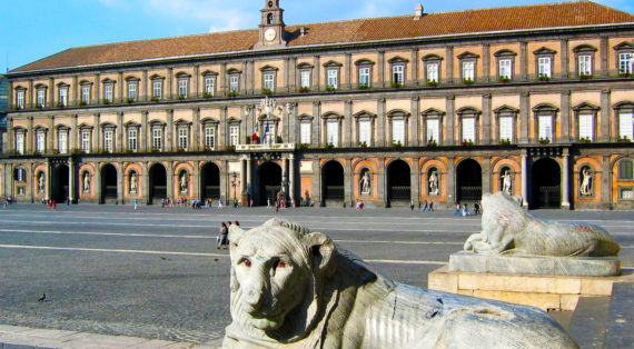 Il prestigiosissimo Palazzo Reale a piazza del Plebiscito