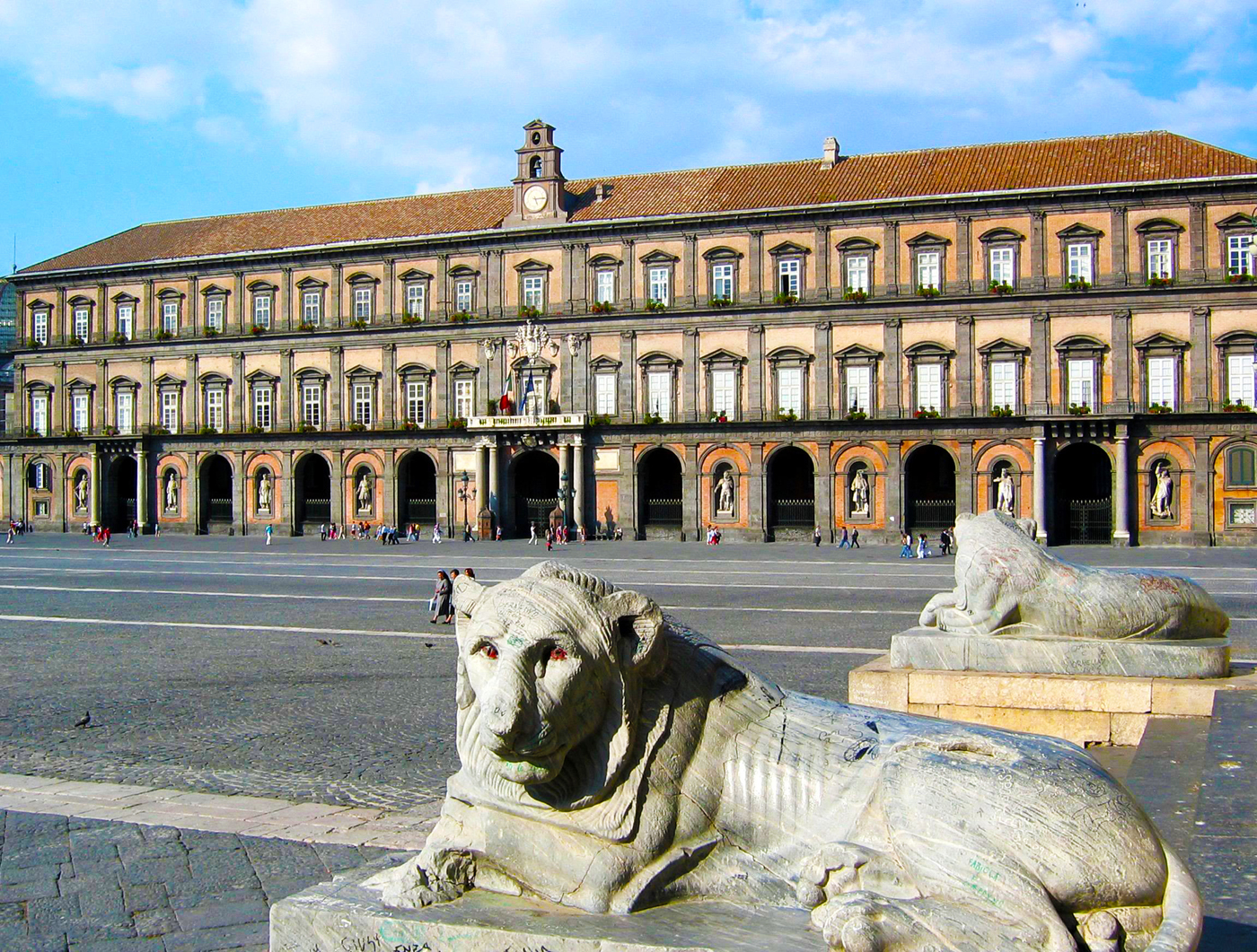 Il prestigiosissimo Palazzo Reale a piazza del Plebiscito
